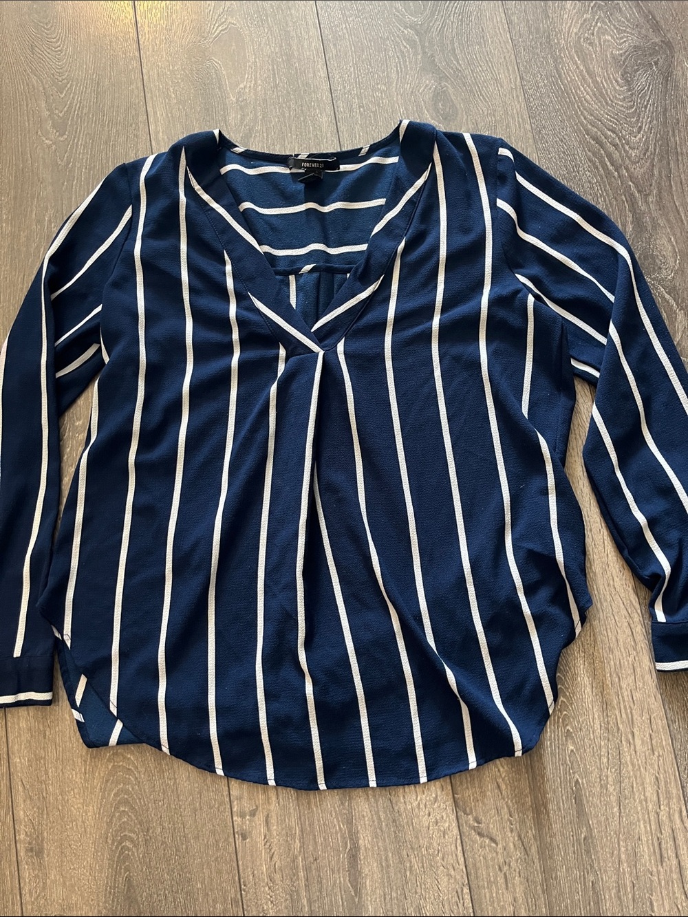 5/$25 Forever 21 Womans Navy Blue Striped V-Neck Blouse size medium